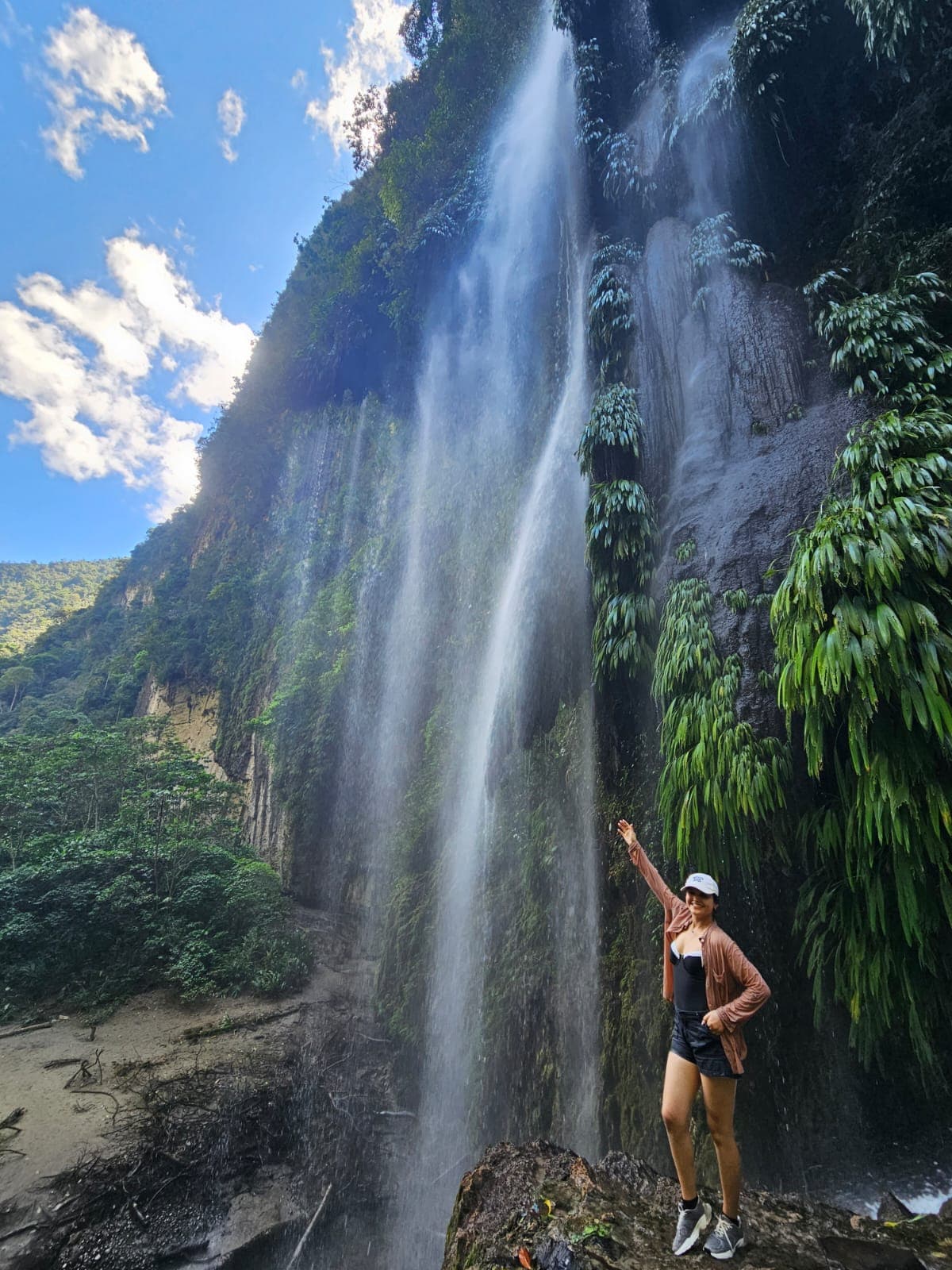 Río y Catarata Derrepente